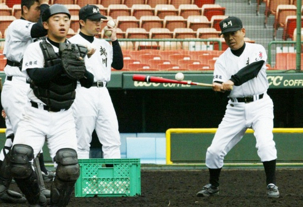 第76回選抜高校野球大会に出場した当時の鵡川・佐藤茂富監督（右）＝2004年3月