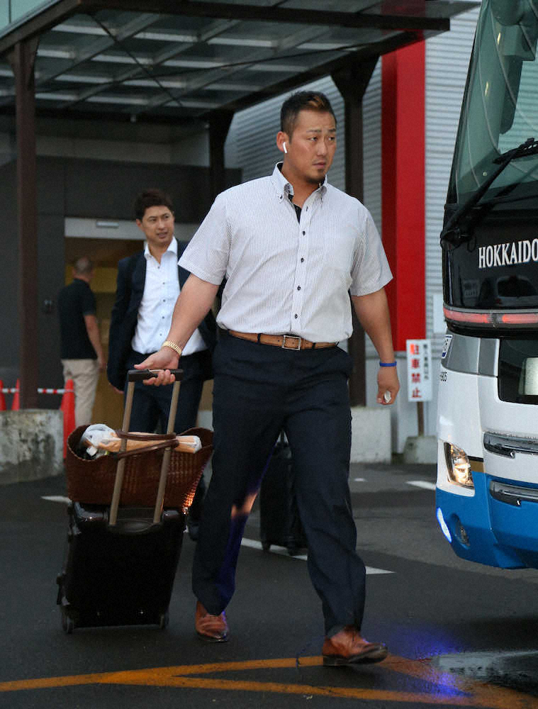 釧路空港に到着した中田はチームバスに向かった（撮影・高橋茂夫）