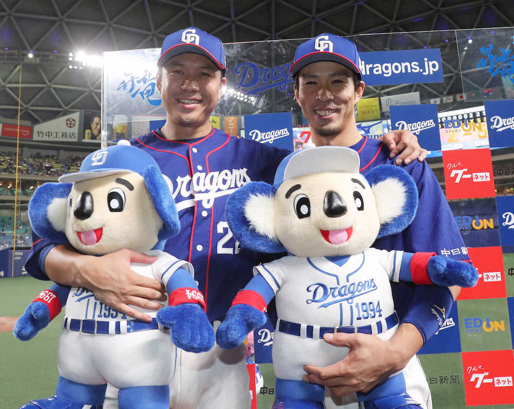 チームを6連勝に導いた投打のヒーロー・大野雄（左）と福田は、お立ち台で笑顔でポーズする（撮影・椎名　航）