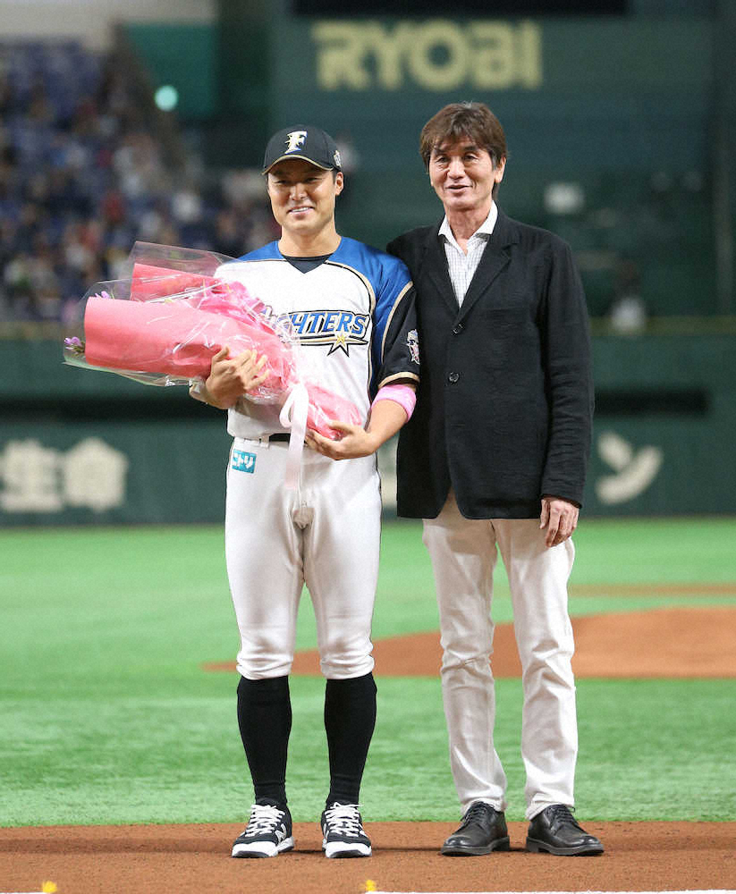 試合前セレモニーで田中賢（左）は元監督の大島氏から花束を贈られる　（撮影・西川祐介）