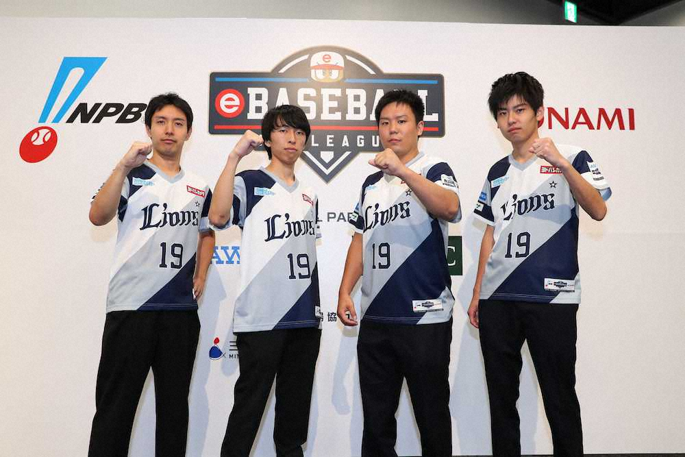 昨季MVPのなたでここ選手（左から2人目）ら、連覇を狙う西武の4選手　　(C)Nippon　Professional　Baseball/　(C)Konami　Digital　Entertainment