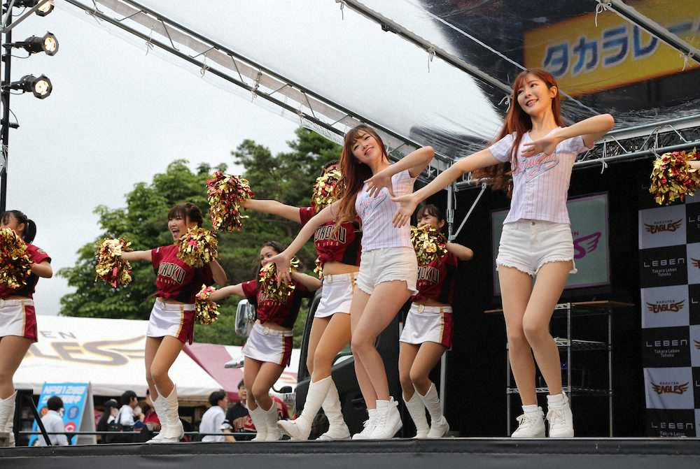 昨年7月の試合前イベントで一緒にステージに上がる台湾・ラミゴのラミゴガールズと楽天のチア