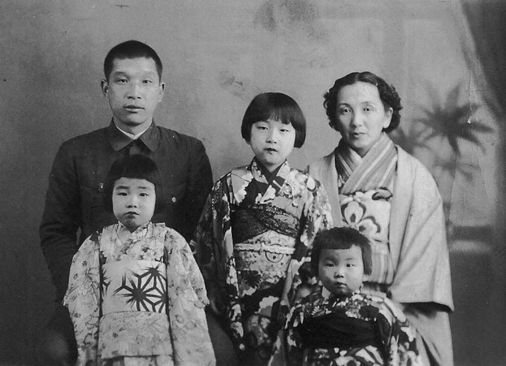 西村幸生氏、生前最後の姿。1944年、満州・大連で応召・入隊前に撮った家族写真。（左から）西村幸生、次女・澄子、長女・幸子、三女・洋子、妻・末子＝津野田ジョイス幸子さん提供＝