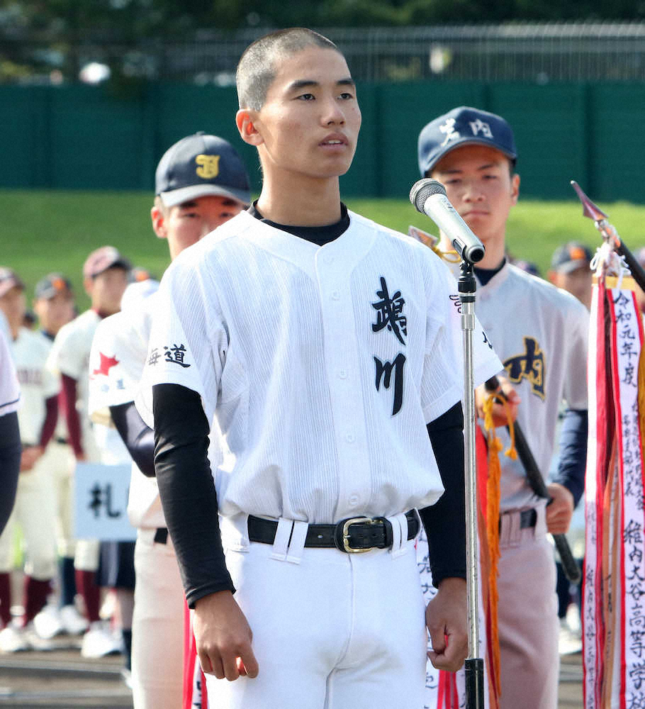 秋季全道高校野球野球大の開会式で選手宣誓を行う鵡川の阿部主将