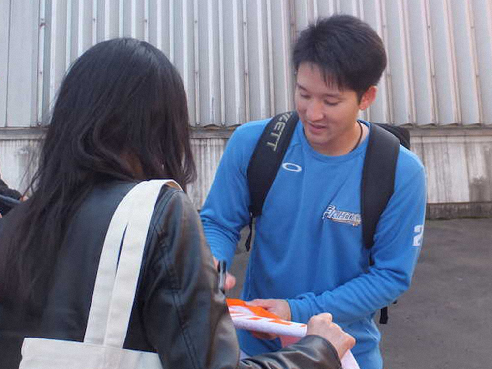 札幌市内の室内練習場での自主トレを終え、ファンにサインする日本ハム・杉谷