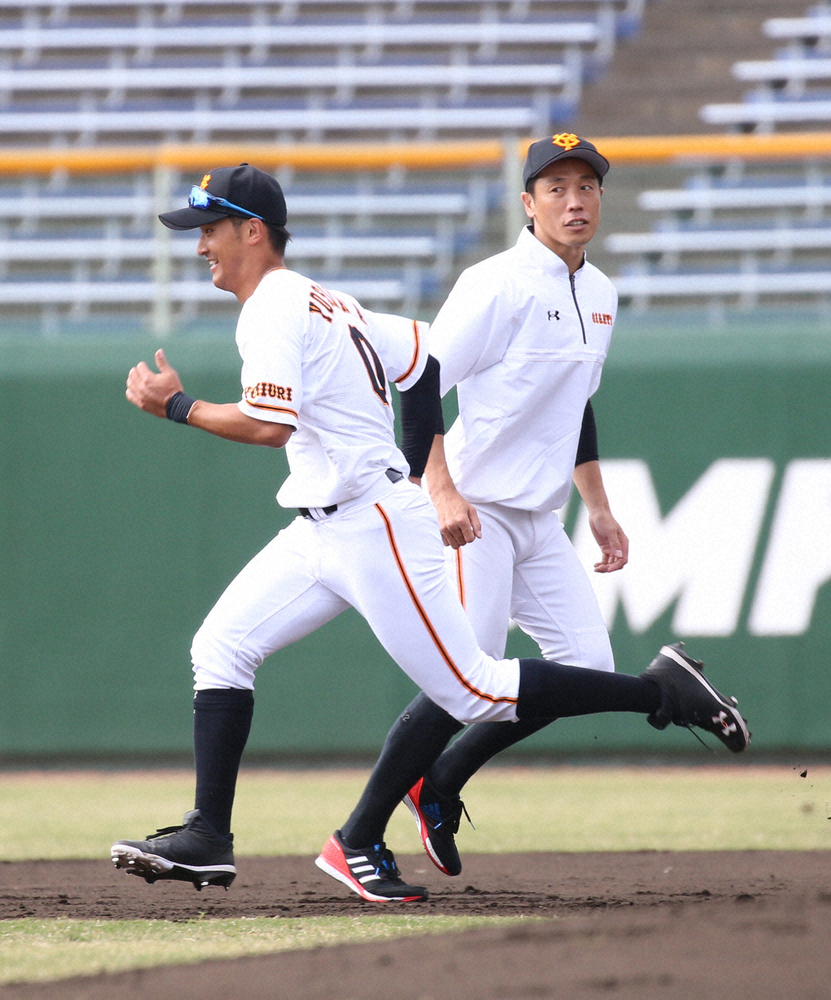 吉川尚輝内野手（左）に走塁指導する鈴木尚広外野守備走塁コーチ