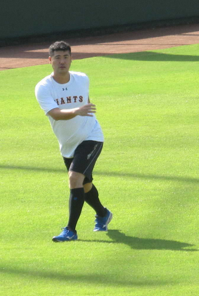 ジャイアンツ球場でウォーミングアップを行う巨人・大竹