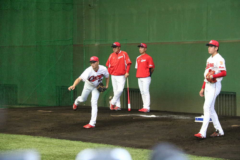 薮田（左）のブルペン投球を横山投手コーチ（右）と見守る佐々岡監督