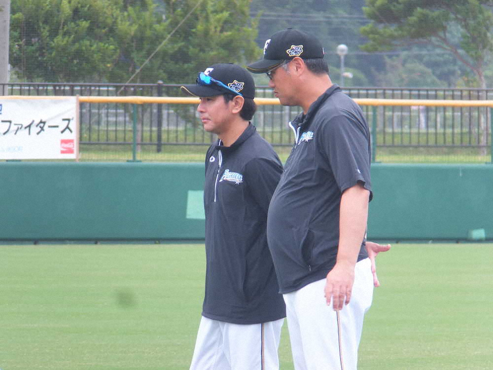 日本ハムの沖縄・国頭での秋季キャンプに合流し、木田投手コーチ（右）と話し込む新任の武田投手コーチ