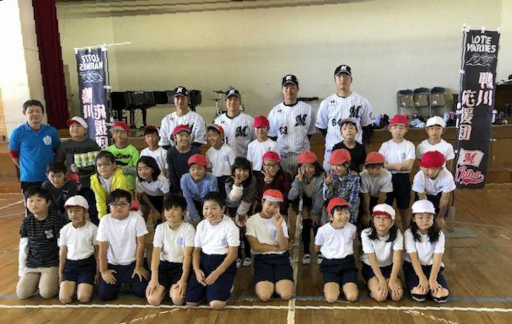 復興イベントの一環として、鴨川市立天津小湊小学校を訪問したロッテの4選手