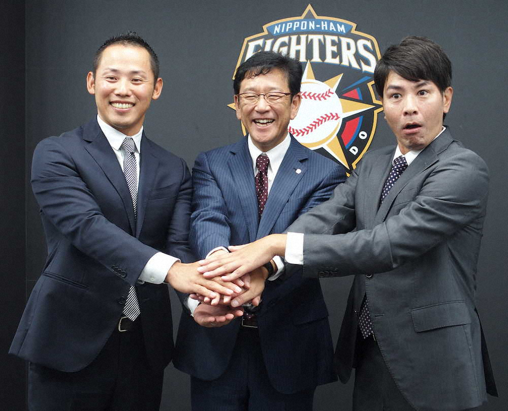 フォトセッションでおどけた表情を見せる武田投手コーチ（右）につられて笑顔を見せる矢野外野守備兼打撃コーチ補佐（左）、栗山監督