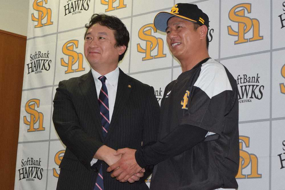 ソフトバンク・平石コーチ（右）は三笠杉彦GMと握手する