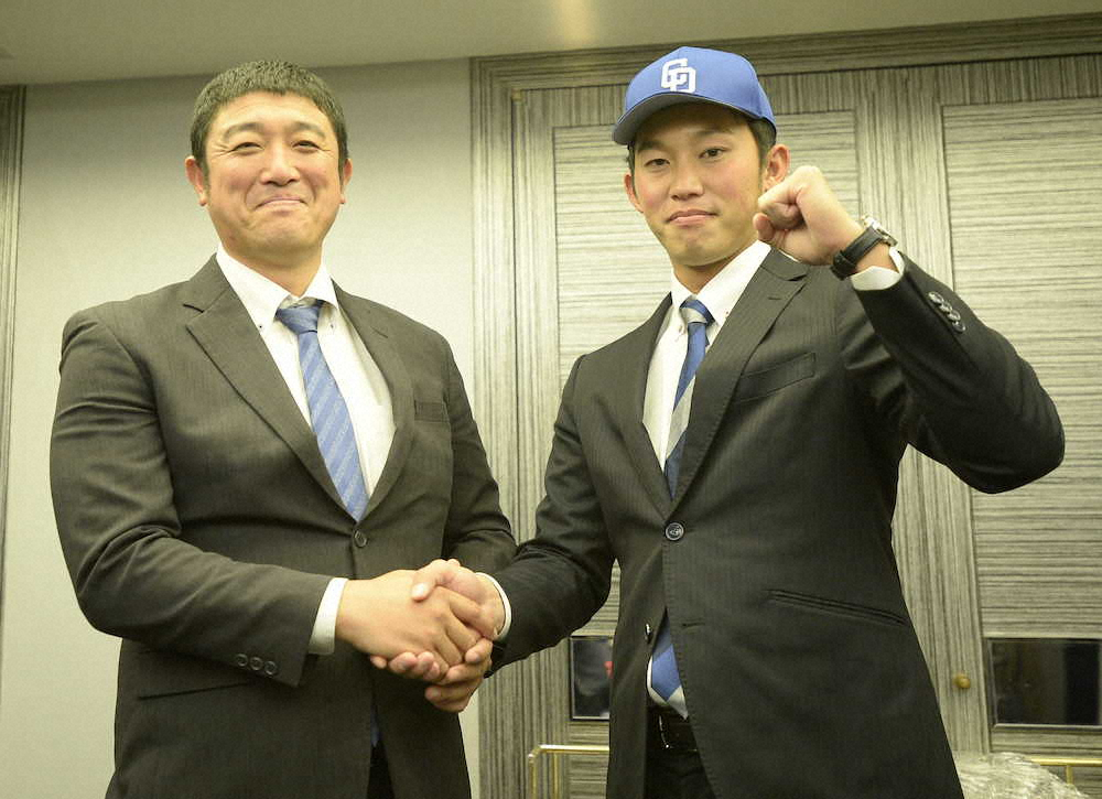 小山良男スカウト（左）とガッチリ握手を交わす中日ドラフト3位の岡野祐一郎