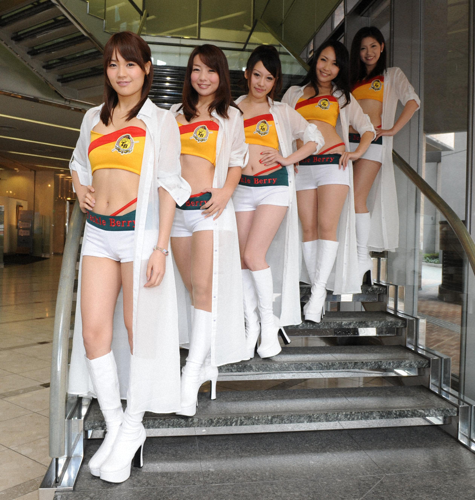2012年、タックルベリー第８代キャンペーンガールの庄司こなつ（左から2人目）