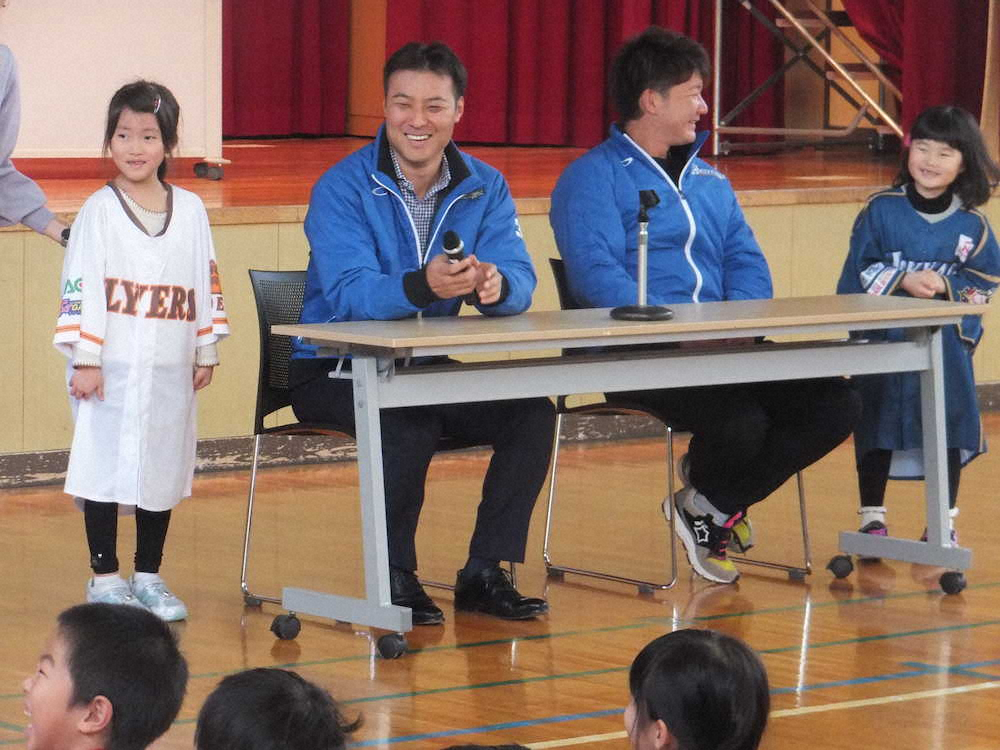 鵡川中央小学校でトークショーを行った日本ハム・田中賢介氏（左）と渡辺