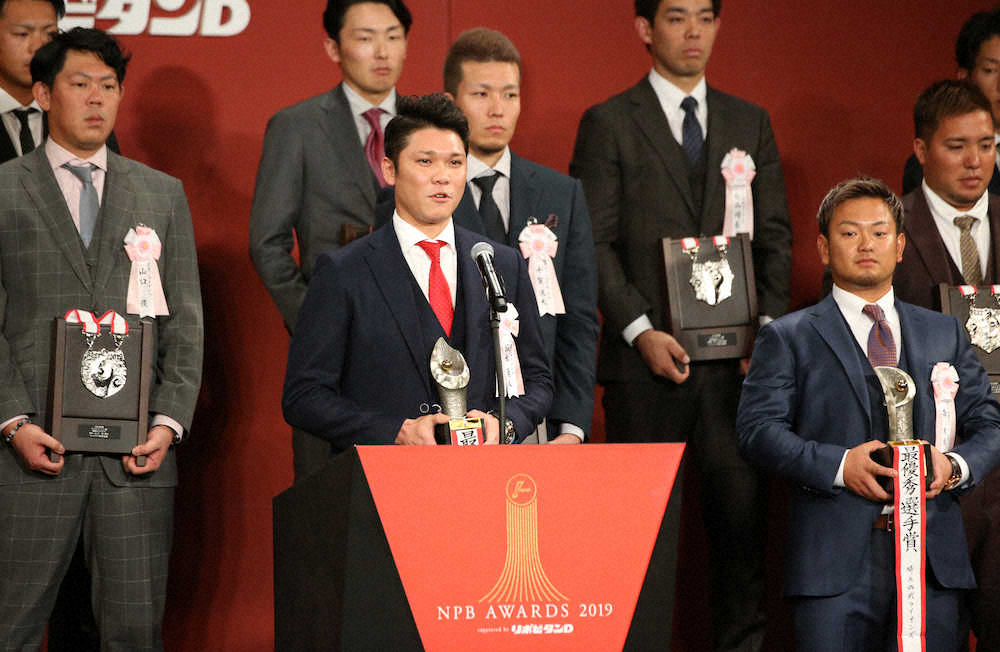 ＜NPB　AWARDS　2019＞最優秀選手賞を受賞し、スピーチをする坂本（撮影・森沢裕）