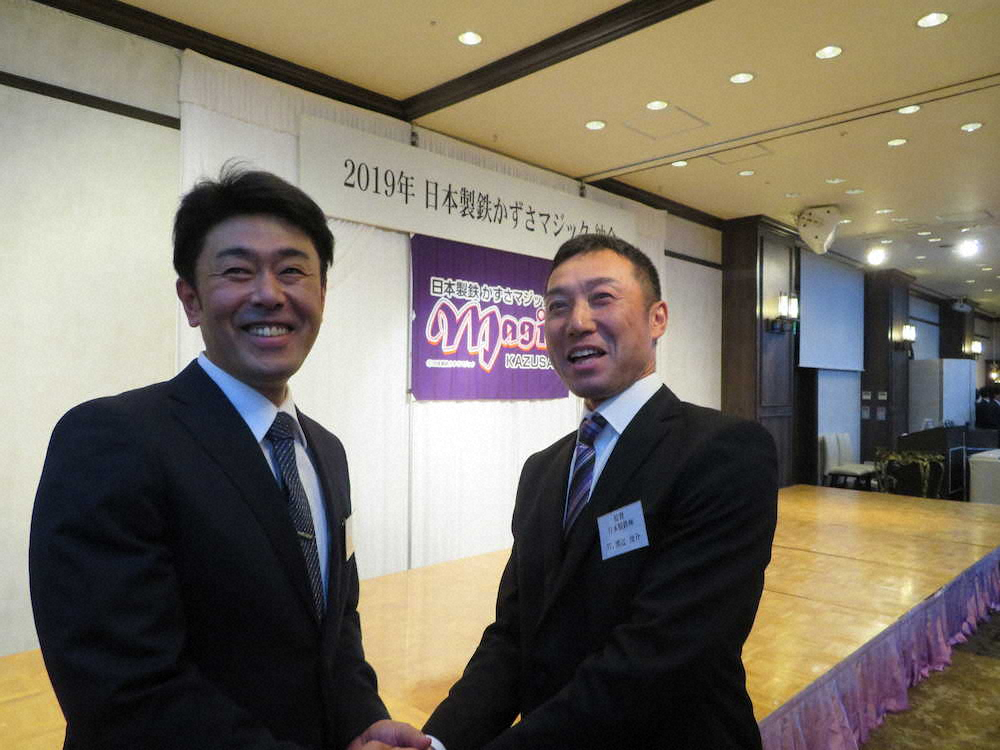 社会人野球・かずさマジックの新監督に就任した渡辺俊介氏は鈴木前監督（左）から激励される