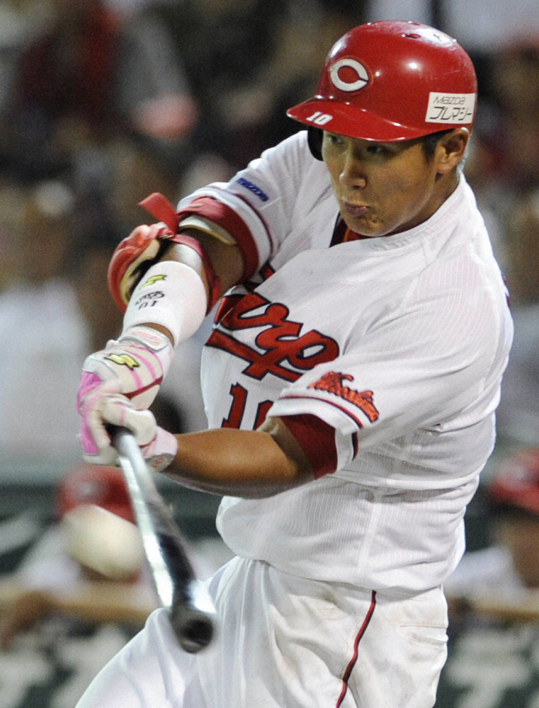 2010年08月27日、巨人戦の11回に2打席連発となるソロ本塁打を放った岩本