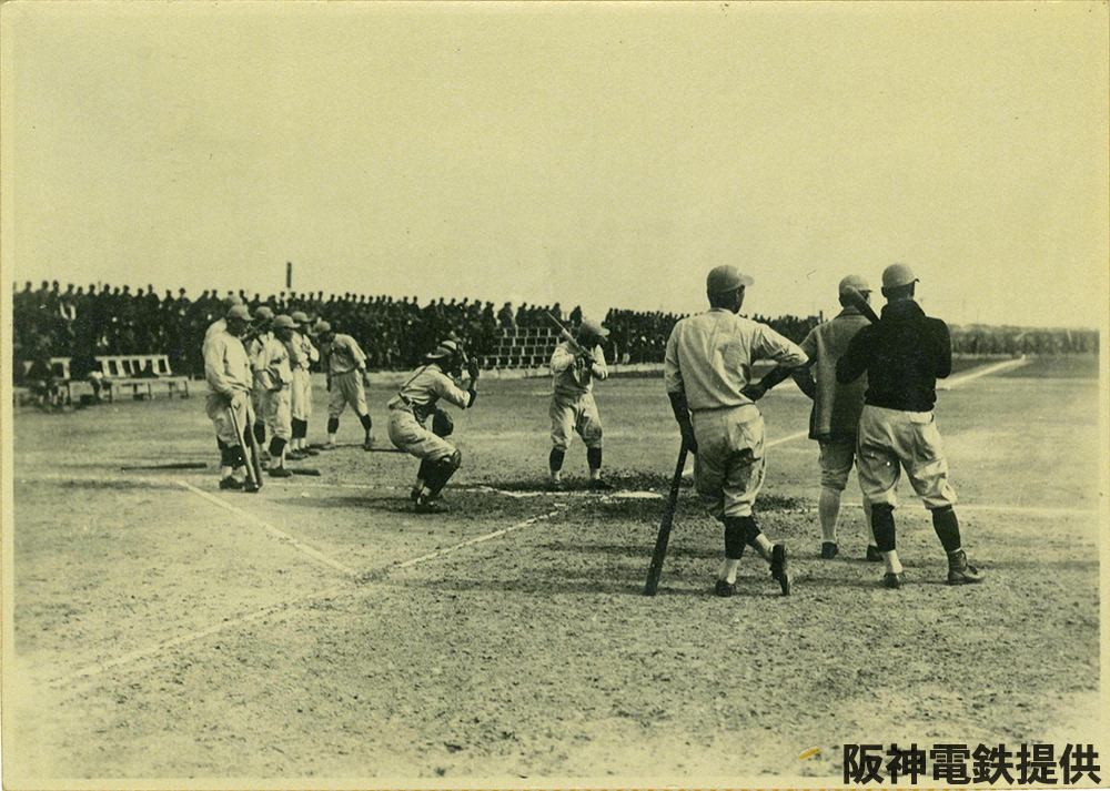 鳴尾運動場第一野球場=阪神電鉄提供=。球場開きの1917年5月19日、早大―フィリピン大「日比野球戦」試合前の早大打撃練習の写真とみられる