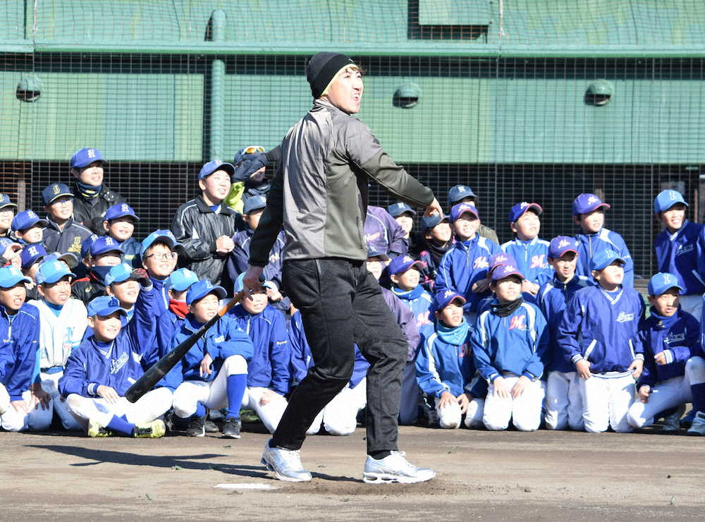 福島県いわき市のいわきグリーンスタジアムで野球教室を行い、ロングティーを行う内川