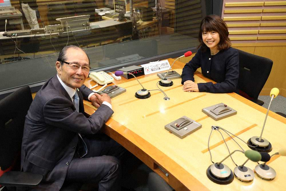 ラジオ番組の収録で笑顔を見せるソフトバンク・王会長と高橋尚子さん
