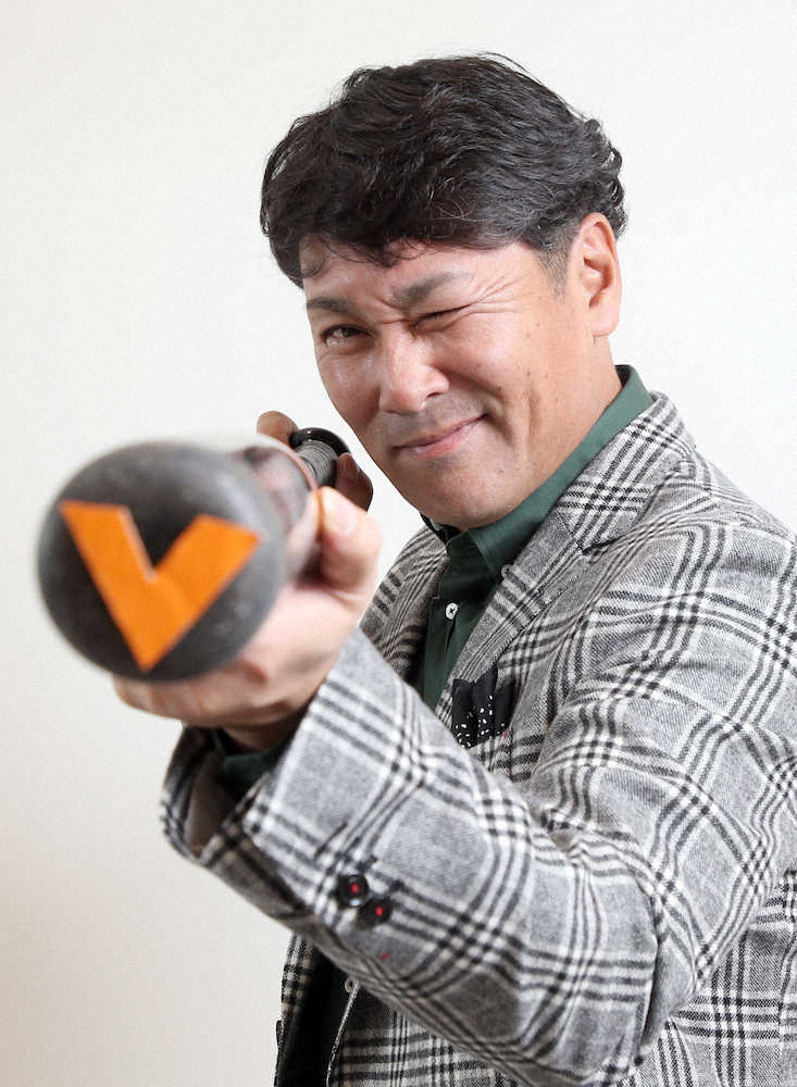 日本一「V」に狙いを定めバットを手にポーズを決める元木ヘッドコーチ（撮影・久冨木　修）　