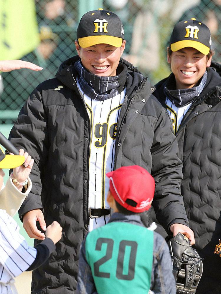野球教室で子どもたちに笑顔を向ける阪神・北條（中央）と梅野