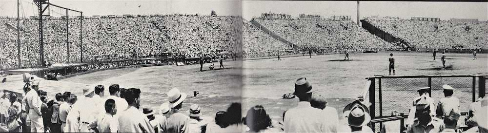 1950年8月、超満員の甲子園球場＝阪神球団『タイガース30年史』（1964年3月発行）より＝