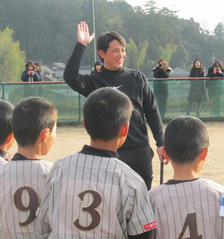 野球教室で笑顔を見せる巨人・小林　　　　　　　　　　　　　　　　　　　　　　　　　　　　