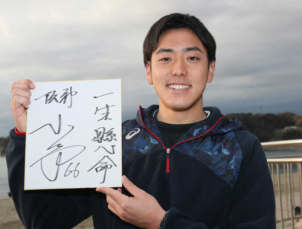小川一平は自主トレを公開し今年の目標を「一生懸命」と掲げる（撮影・岩崎　哲也）