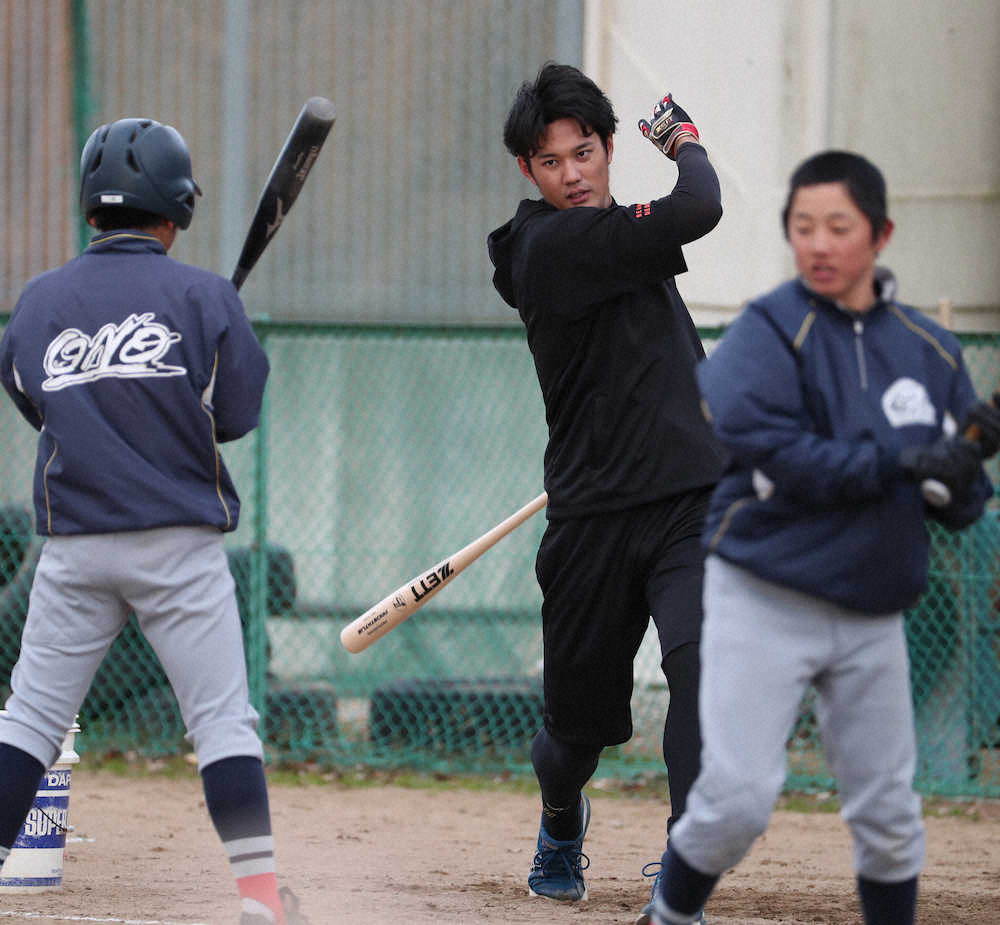野球教室で子どもたちに打撃指導をする藤浪（撮影・坂田　高浩）