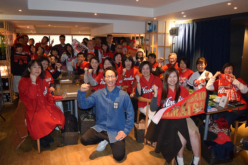 参加者たちと笑顔で記念撮影を行った広島・赤松真人コーチ（中央）