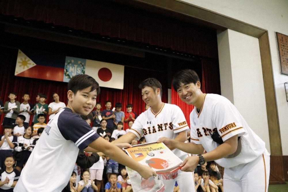 フィリピンの野球振興のため、マニラ日本人学校を訪問した巨人の球団スタッフ