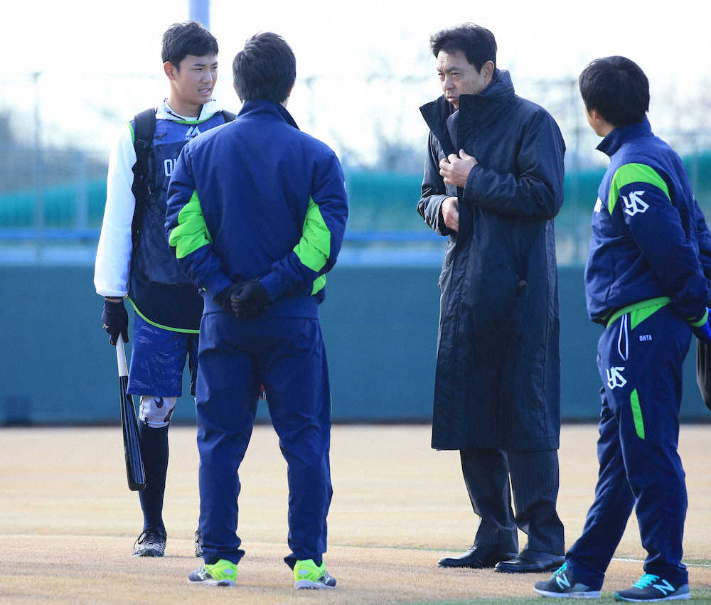 小川GM（右から2人目）らスタッフと話をする奥川（撮影・西尾　大助）