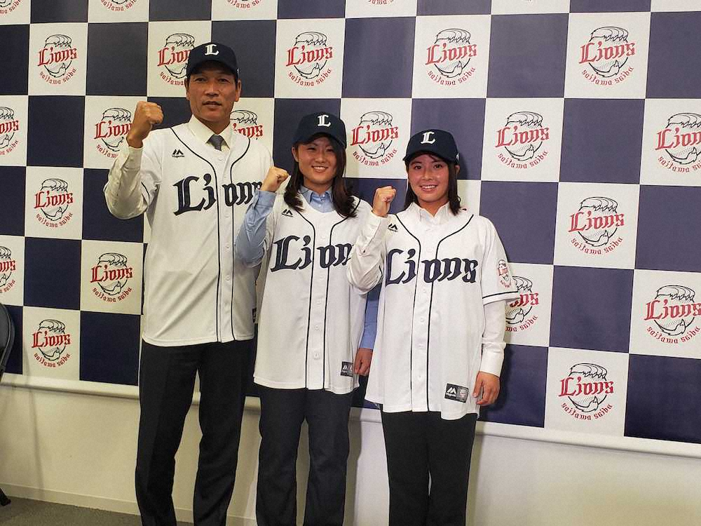 ライオンズ・レディースの（左から）新谷博監督、出口彩香選手、六角彩子選手