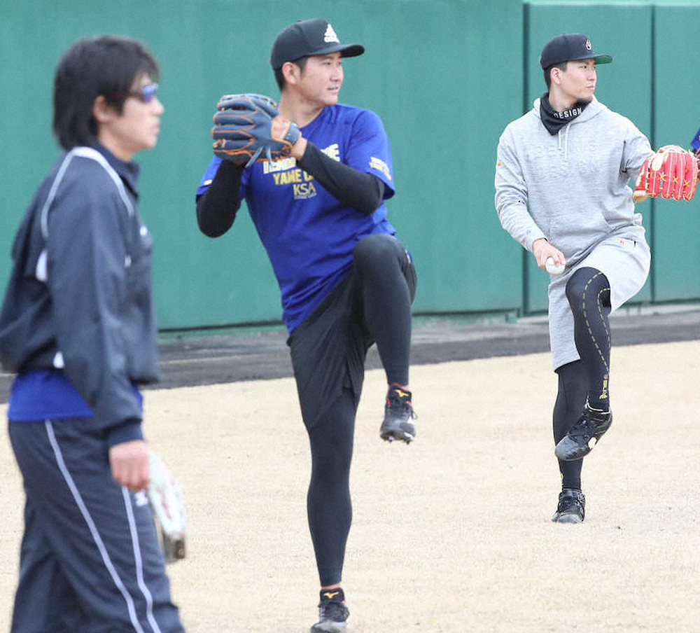 左から）上野、菅野と並んでキャッチボールする千賀（撮影・岡田　丈靖）