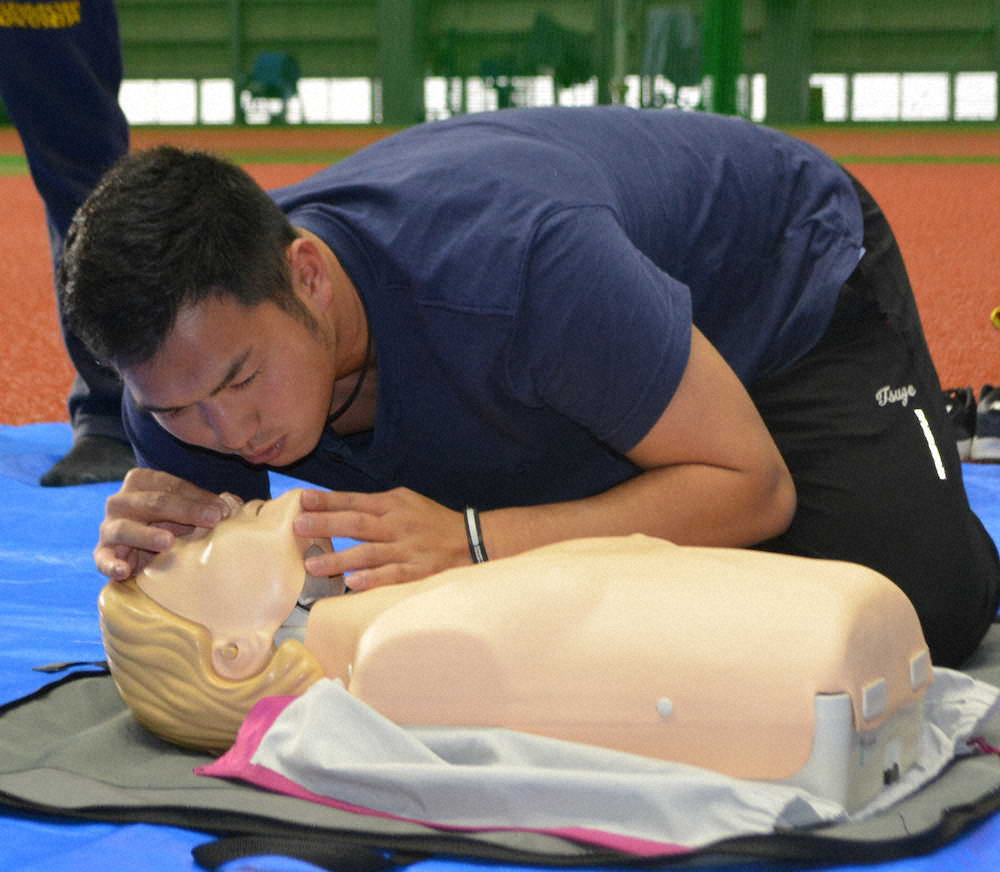 AED講習で人命救助の練習をする西武・柘植