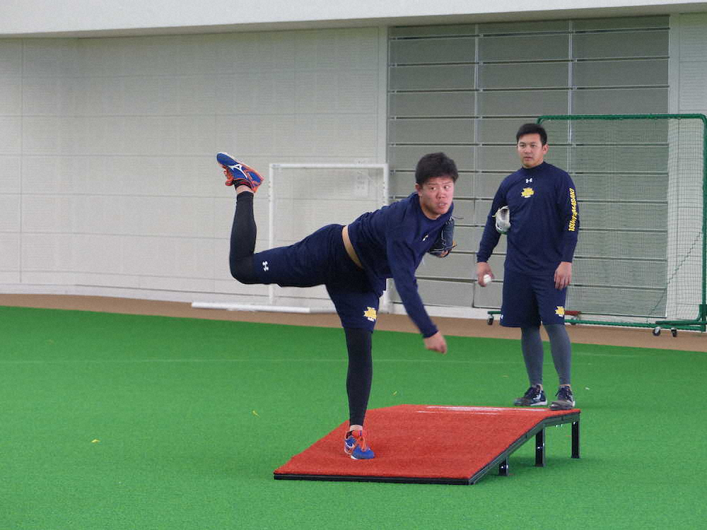 山崎（右）が見つめる中、投球練習するDeNA・上茶谷