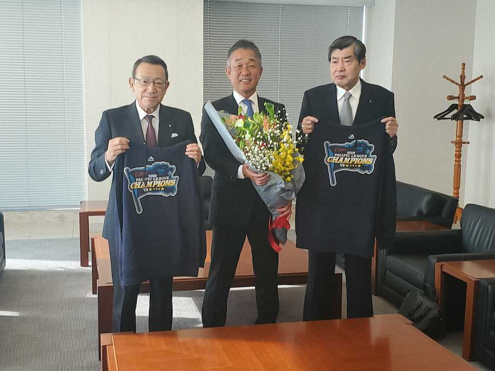 古巣の日本通運を訪問した西武・辻監督と渡辺健二会長（右）、斎藤充社長