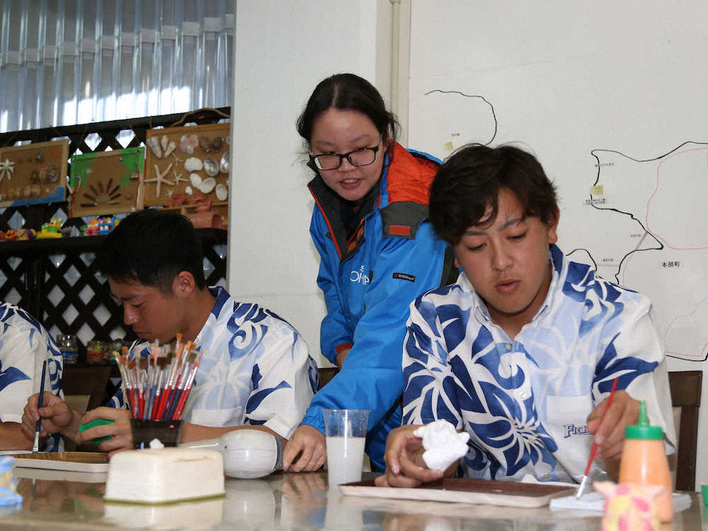 シーサー色塗り体験でオリジナルシーサーを作る日本ハムの河野（右）（左は梅林）（撮影・高橋茂夫）