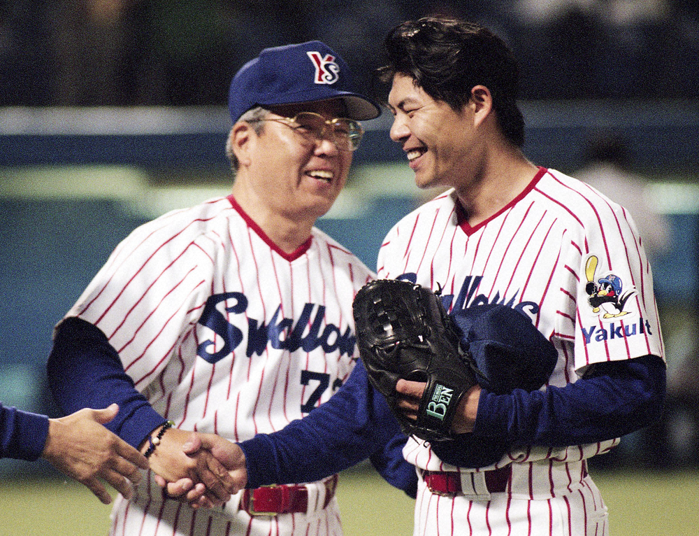 ヤクルト時代、試合に勝利し、握手する野村克也監督（左）と川崎憲次郎氏（1998年5月）