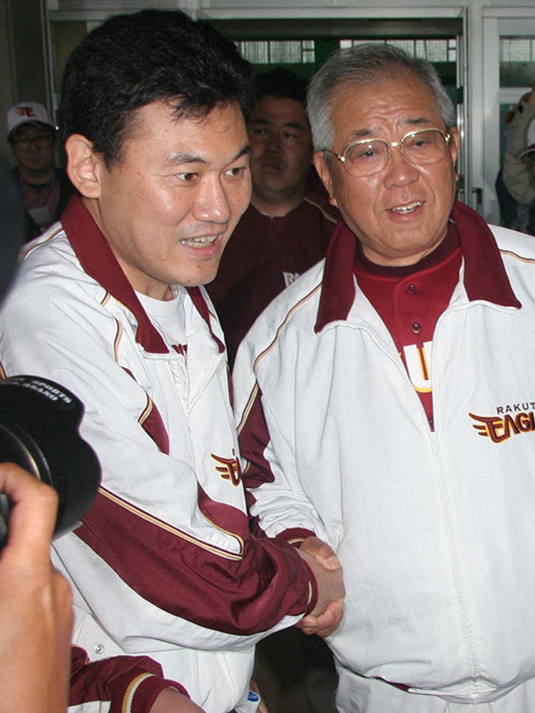 2006年、キャンプ視察に訪れた三木谷浩史オーナー（左）と握手を交わす野村克也さん