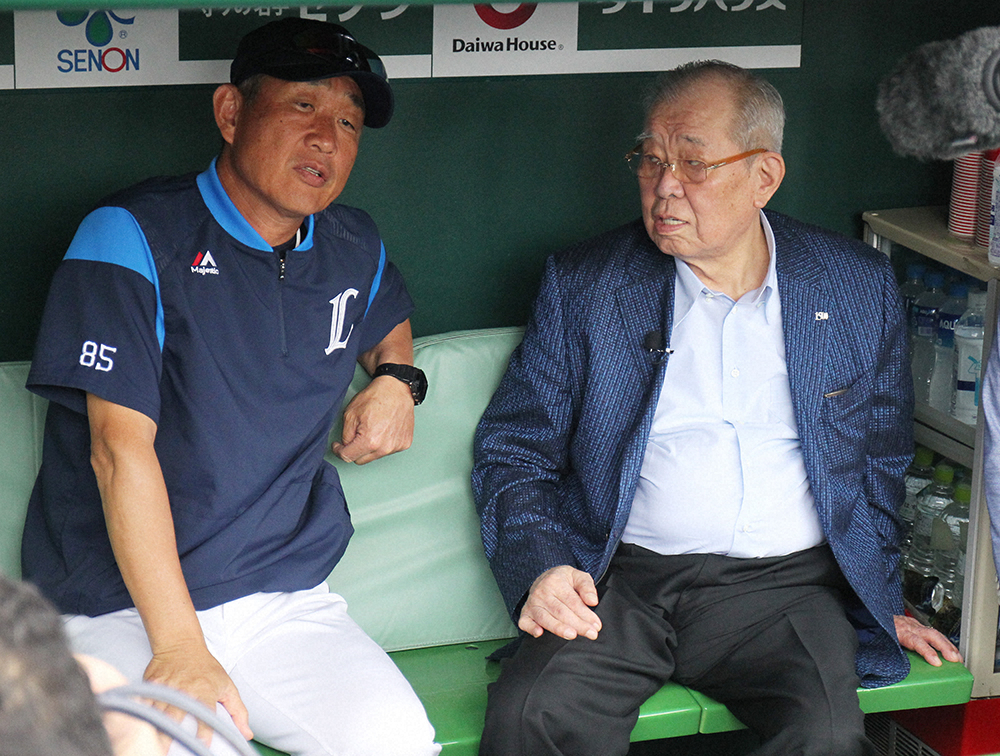 2019年6月、阪神との交流戦が行われた甲子園球場を訪れた野村氏と話す西武・辻監督