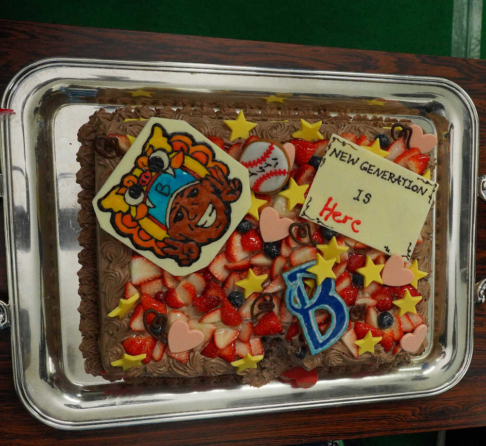 ＜DeNAキャンプ＞バレンタインデーにラミレス監督に贈られたチョコレートケーキ（撮影・島崎忠彦）