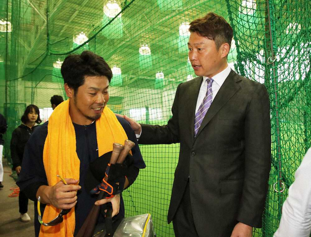 日本ハム・近藤（左）に声をかけるスポニチ本紙野球解説者の新井氏（撮影・村上　大輔）