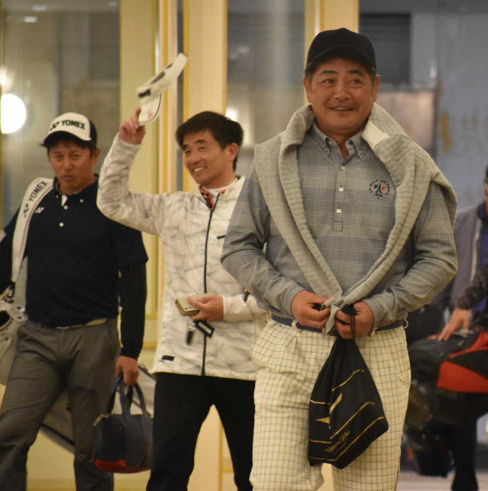 平石洋介打撃兼野手総合コーチ（左）らコーチ陣とのゴルフ満喫後に帰宿した工藤公康監督（右）