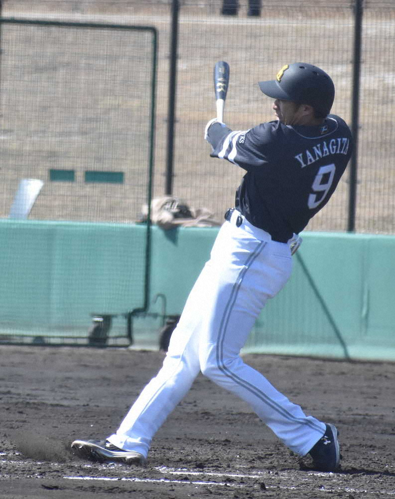 ウエスタン　教育リーグ広島戦の0―0の3回1死一塁で中前打を放つソフトB・柳田悠岐