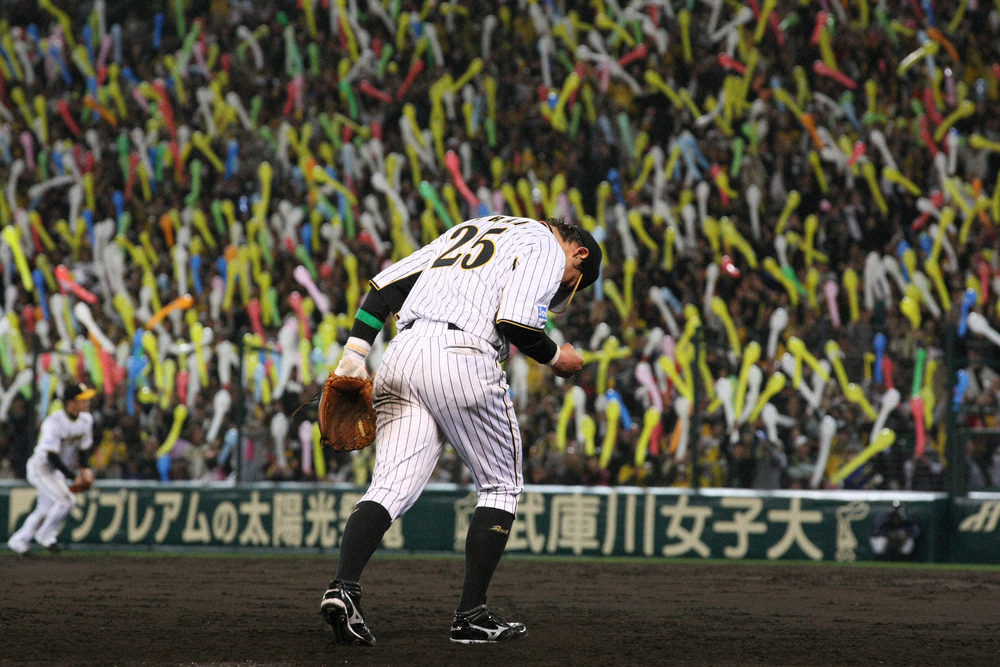 2011年4月12日　広島との開幕戦に勝利し阪神・新井は大観衆の前で静かにガッツポーズ