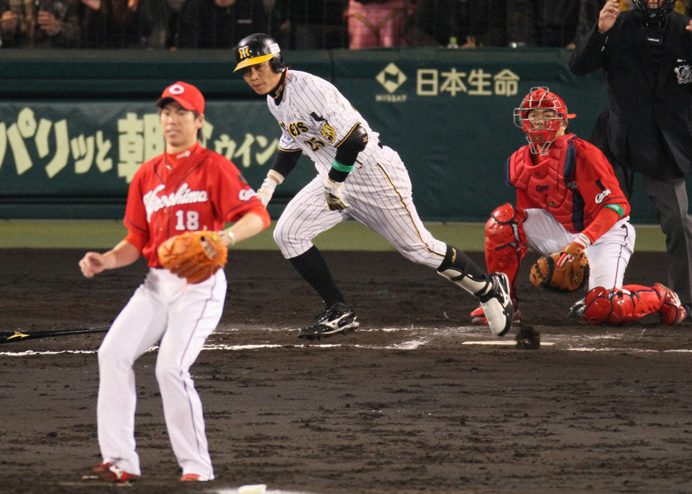 2011年4月12日　広島との開幕戦の6回、前田健太から同点適時打を放つ新井