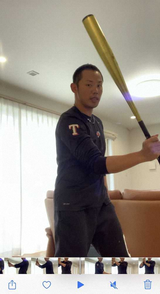 自宅リビングで選手にオンラインで打撃指導する日本ハム・矢野外野守備コーチ兼打撃コーチ補佐